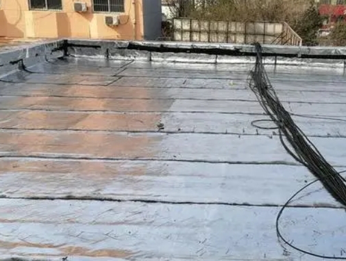 邵阳市卫生间漏水维修公司分享下邵阳市屋面楼顶防水刚性防水层施工要点。